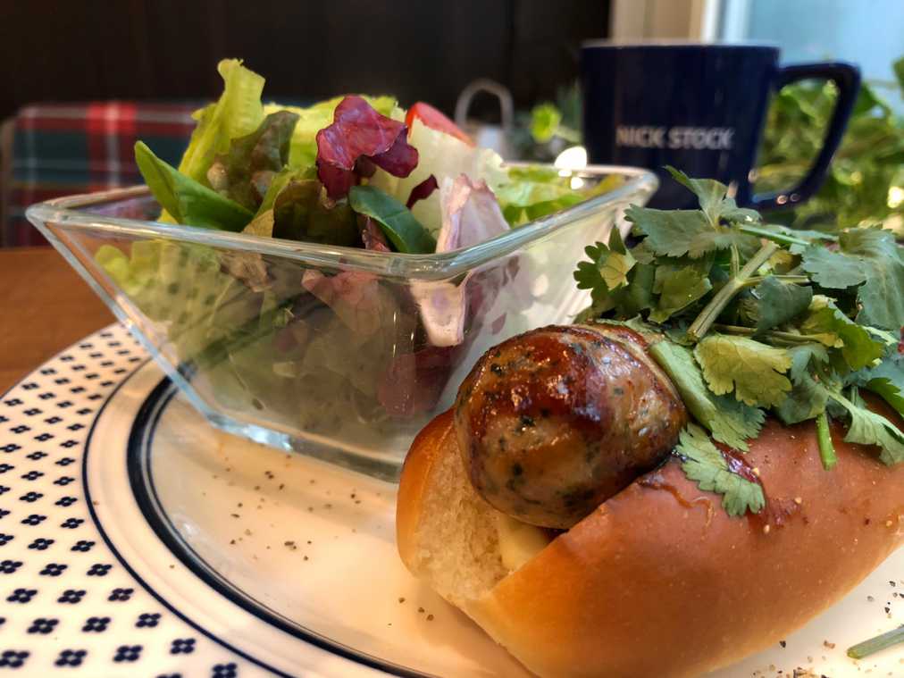 ホットドッグはプレーンのほかに、パクチーやチーズ、チョリソーの計4種類から選べます。