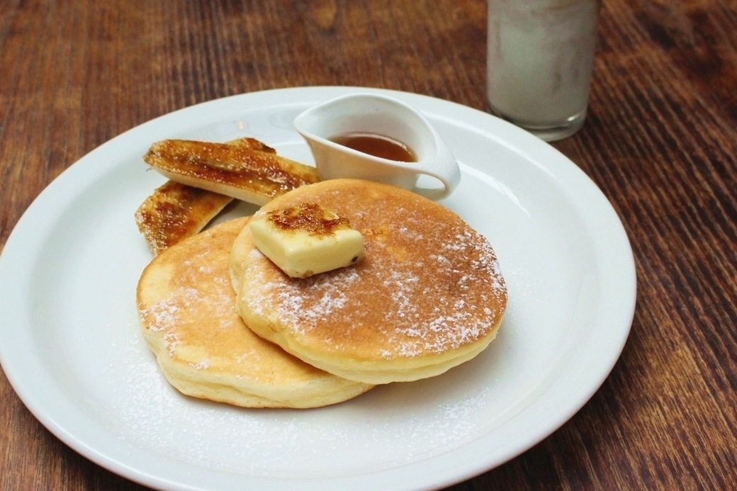 リコッタチーズのパンケーキ特製メープル添え 840円（ドリンクセット 1090円）