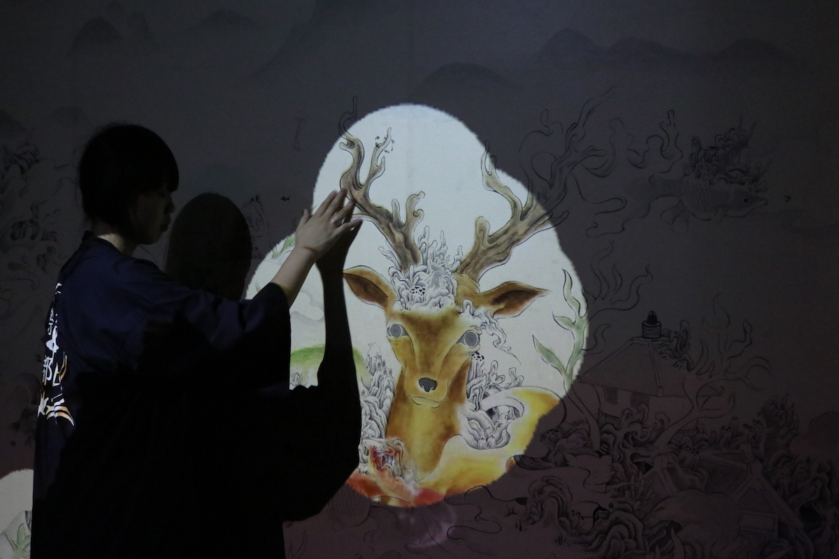 デジタルアートに触れる