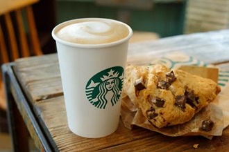 スターバックスラテhot 380円Tallサイズとチョコレートチャンクスコーン 250円(ともに税別)