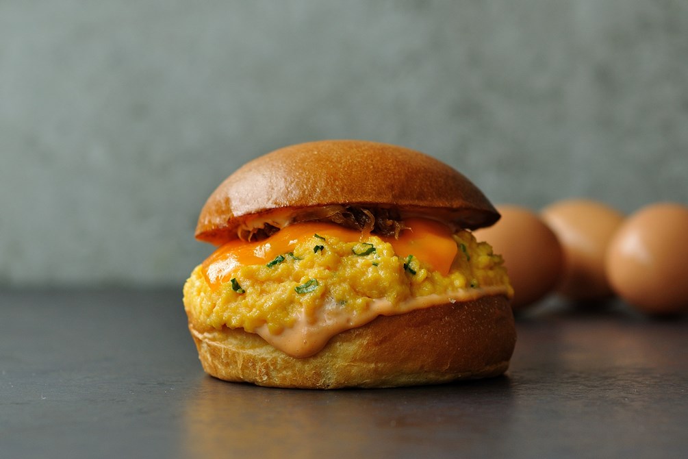 究極のエッグサンドが食べられる！フードホールが新宿駅近に誕生