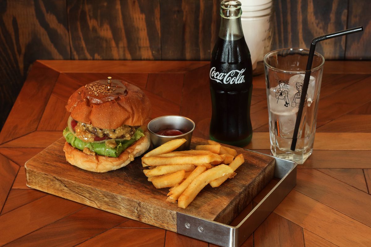 メープルピーナッツバターバーガー（金曜限定）　1380円　コーラ　400円