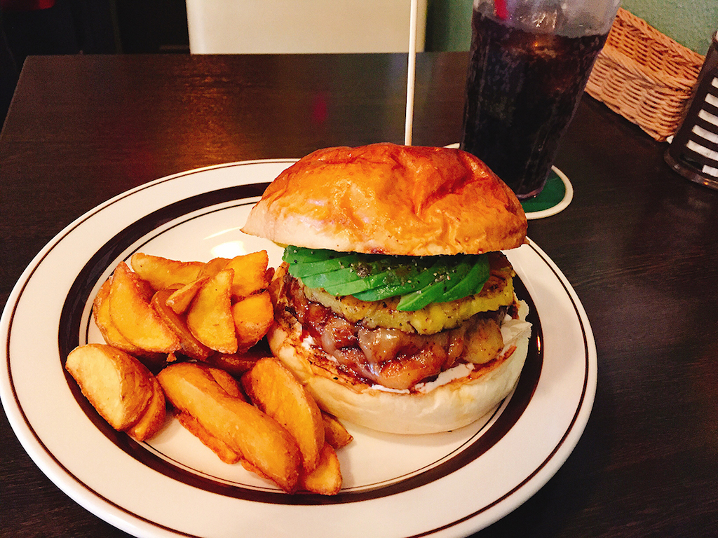 ハワイアンバーガー1090円（フレンチフライまたはコールスロー付き）