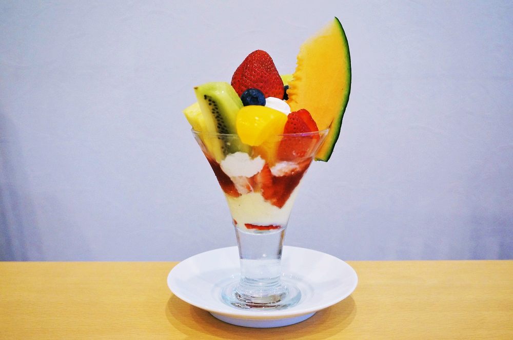 これで650円の衝撃！食べごろフルーツがたっぷりの華やかパフェ