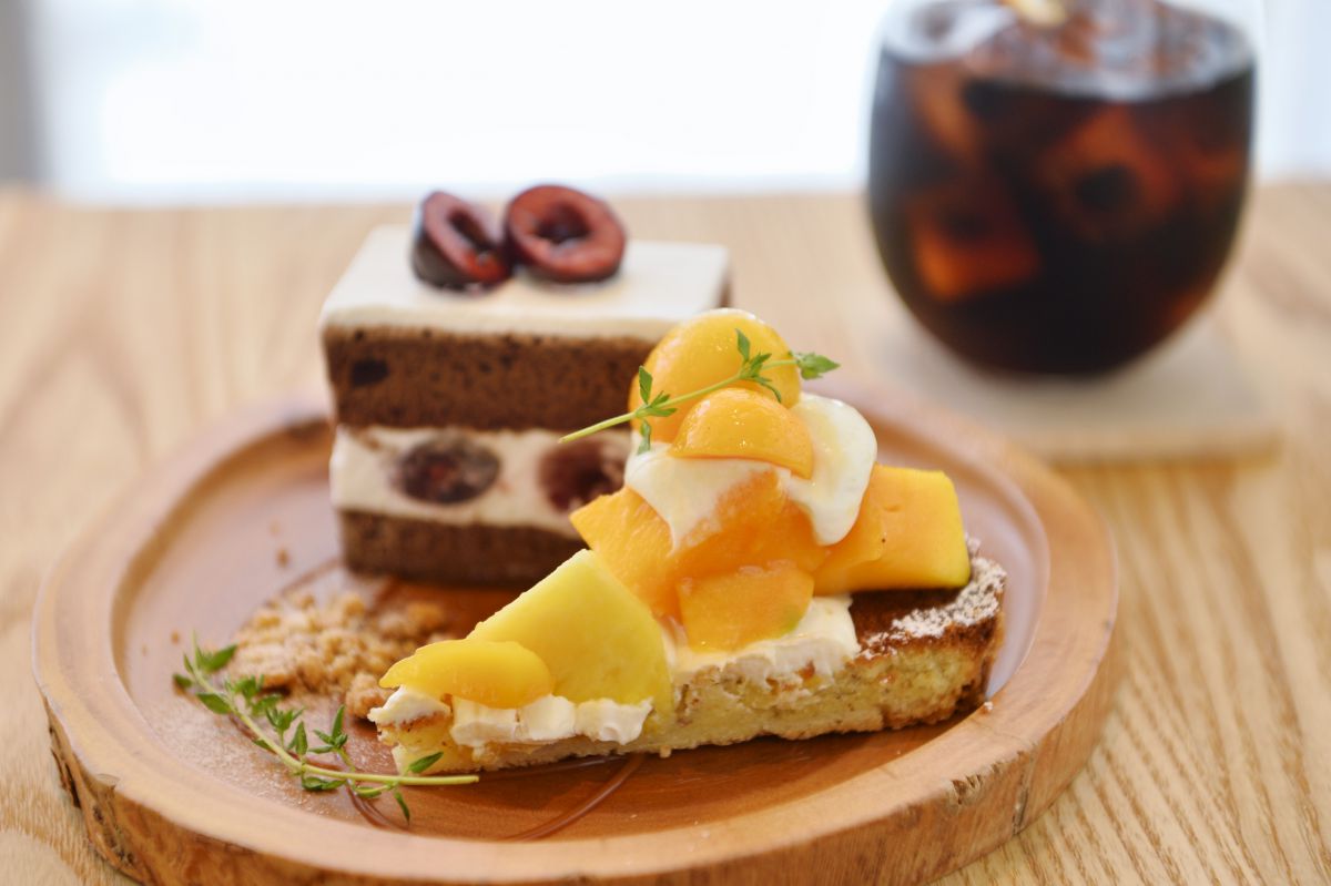 (手前から)パインとマンゴーのタルト500円、アメリカンチェリーのふわふわフォレノワール420円