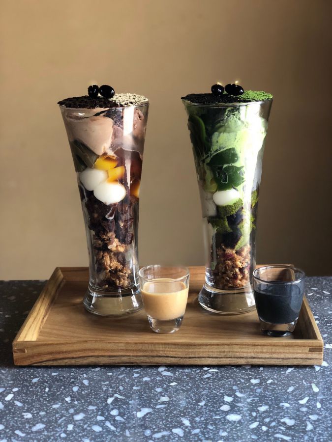 パフェ 左:ほうじ茶×きな粉÷ダークチョコ、抹茶÷ホワイトチョコ÷黒ゴマ 各1800円※1日10食限定