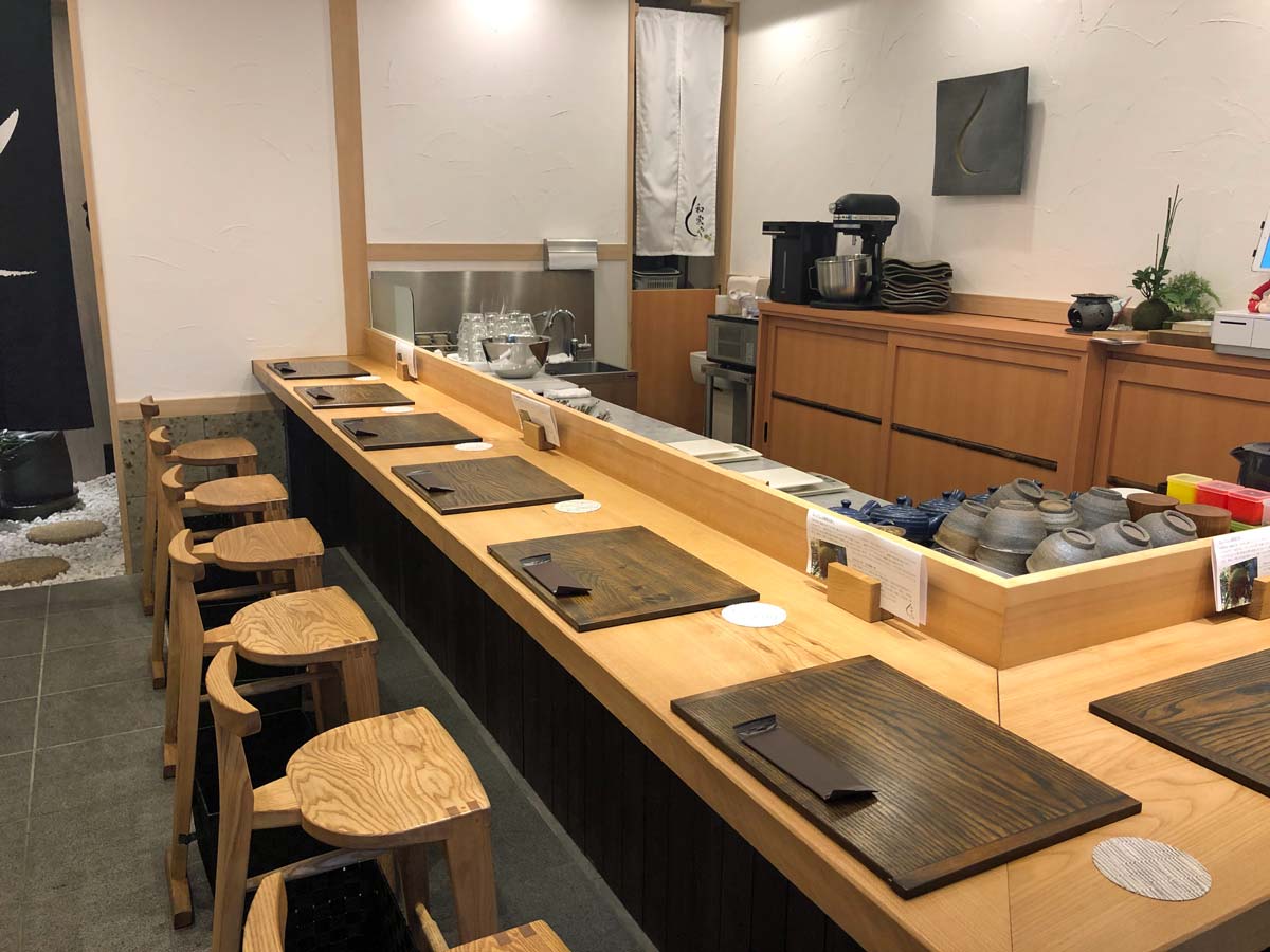 お寿司屋さんのような店内