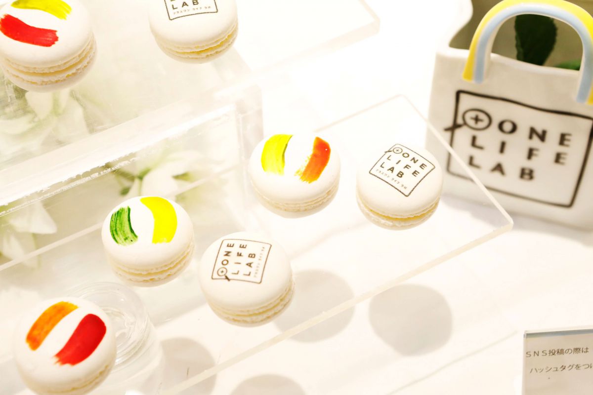 どこか国旗にも見える「＋ONE LIFE LAB」ロゴ入りのマカロン