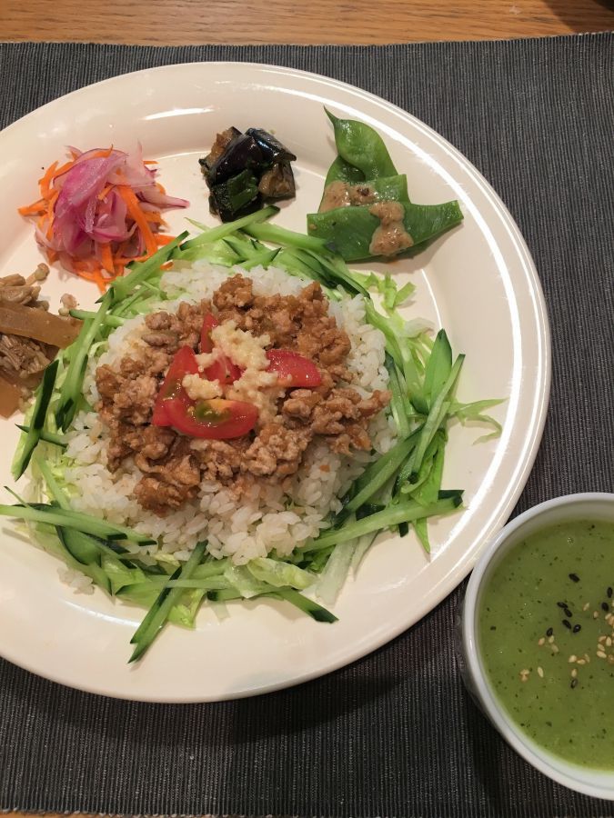 20日（金）に販売される信州のおいしい野菜、豆、雑穀で仕上げたランチプレート1000円