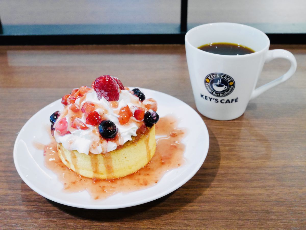 スフレパンケーキミックスベリー/640円（税込）ホットコーヒー/300円（税込）