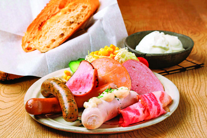 ハムやベーコンなどを盛り合わせたお得な「Bセット」1450円