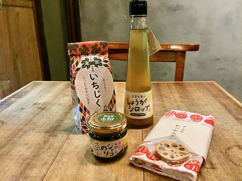 左奥から「出雲多伎産セミドライいちじく」（税別550円）、「出雲生姜のしょうがシロップ」（税別900円）、「奥出雲山椒ジャコのり」（税別477円）、「ガーゼのわっかふきん（税別680円）、「れんこんの箸置き」（税別400円）