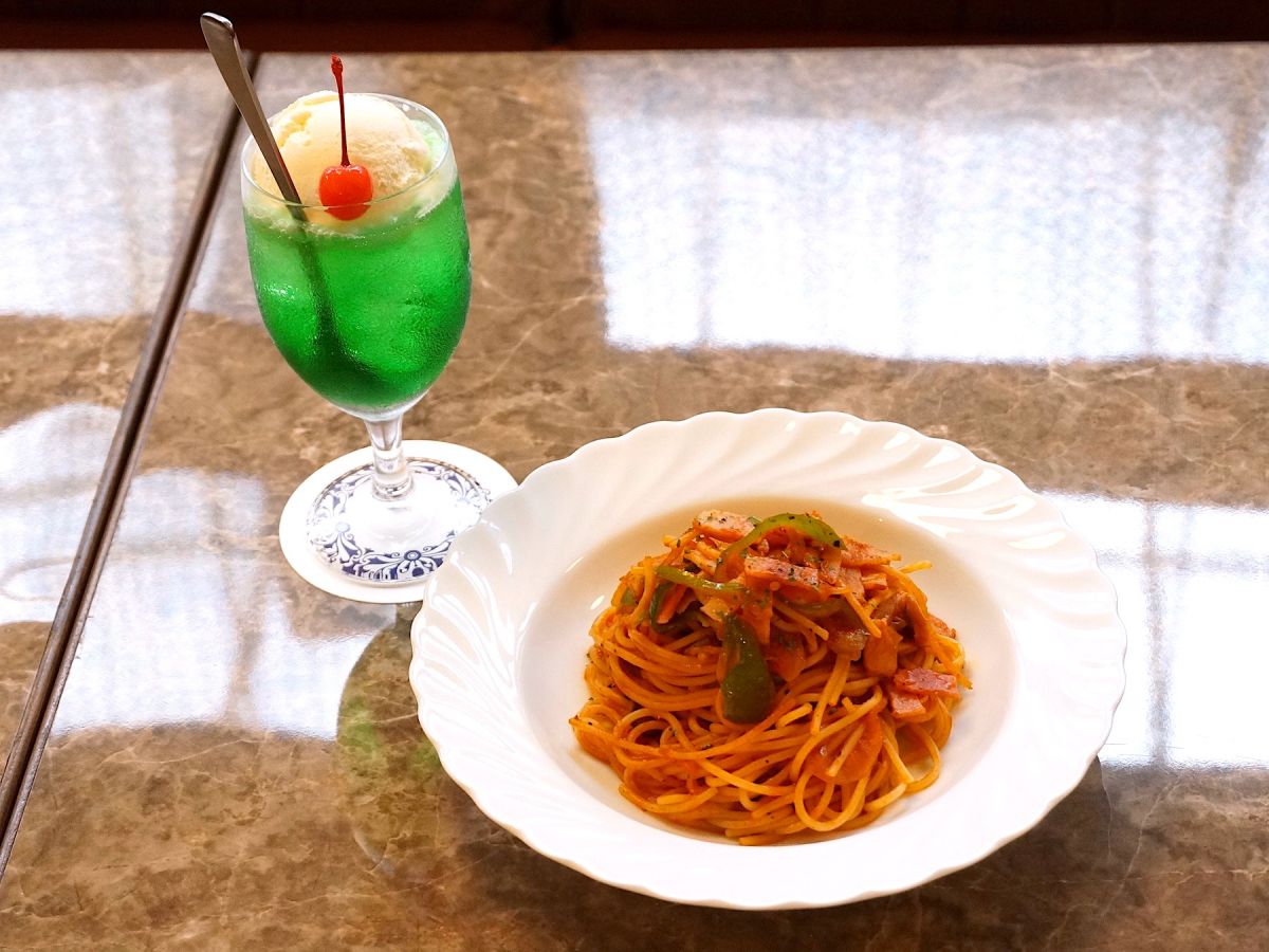 「メロンソーダ」（税込580円）／「ナポリタン」（税込780円）