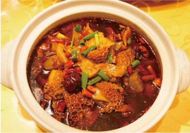 「東京穆斯林飯店」の麻辣牛雑（マーラー牛モツ煮込み）500円