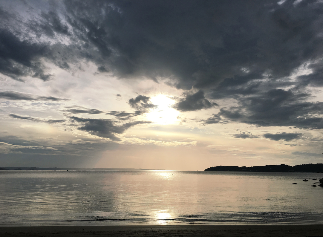 晩夏の夕暮れどき、箱島神社近くの浜辺にて