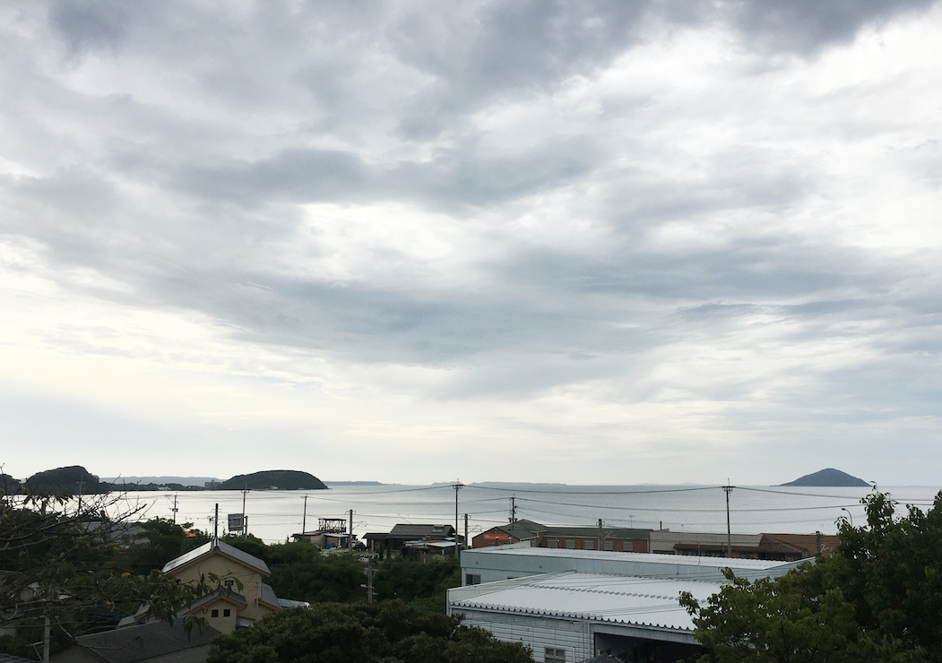 写真中央あたりにボンヤリと映る島影は長崎県の壱岐島