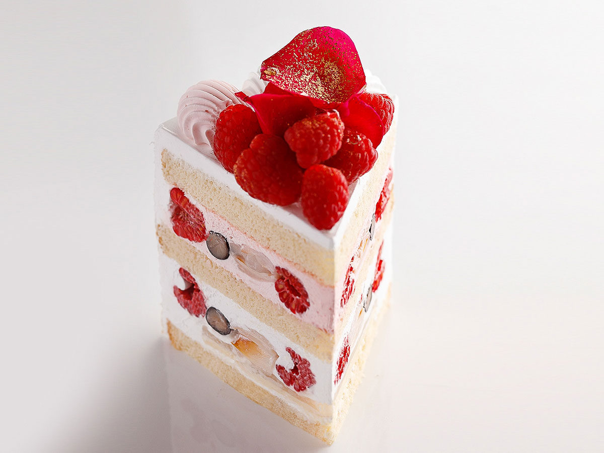 溢れるジューシーさと金箔を施したバラの花びらがエレガントさを感じさる／ホテルニューオータニ