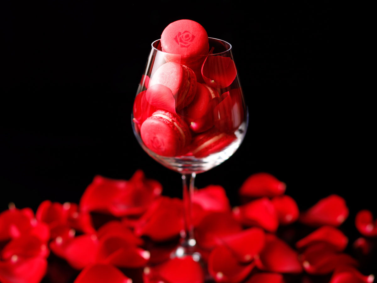 噛みしめる度に薔薇の香りが広がる華やかなマカロン 1箱7個入 ￥1800（税別）／ホテルニューオータニ