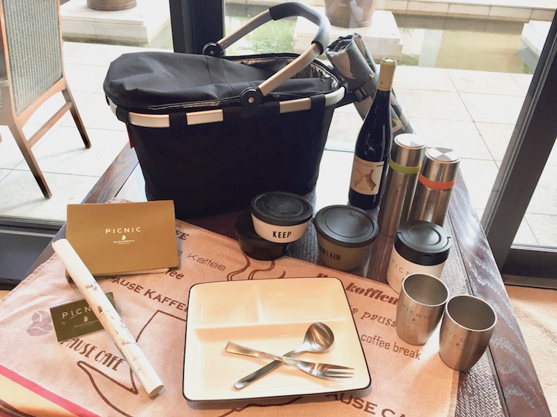 グランピンググッズ一式の中身は、お料理や飲み物を入れる保温ジャー、マグカップ、お料理プレート、カトラリー、テーブルクロス、レジャーシート。