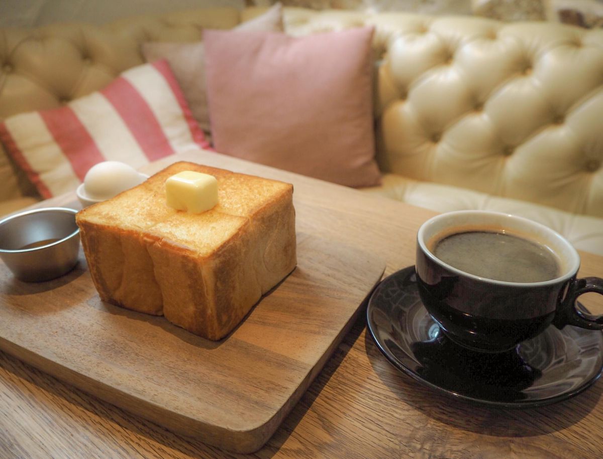 厚切りバタートースト　900円（10～11時はドリンク付き）