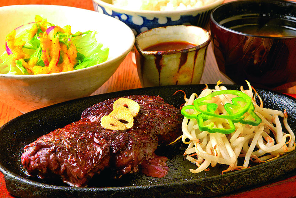 自家製和風ダレが評判の定番メニュー「壺々炉のステーキ(サラダ・ライス・味噌汁付き)150g」1495円