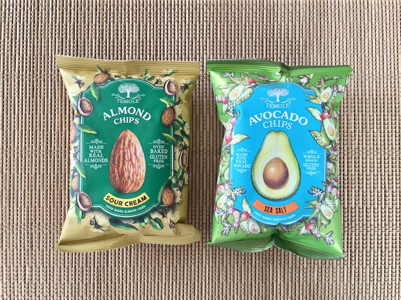 左から「ティモーレ」の「アーモンドチップス サワークリーム」（税別300円）、「アボカドチップス シーソルト」（税別285円）※取り扱いのない店舗や、予告なしに販売を終了する場合もあります。