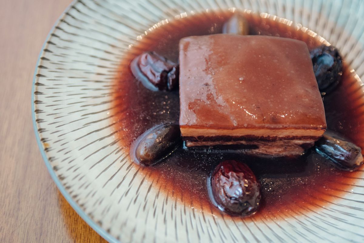 「豚バラ肉角煮ナツメとハイビスカスソース」2180円