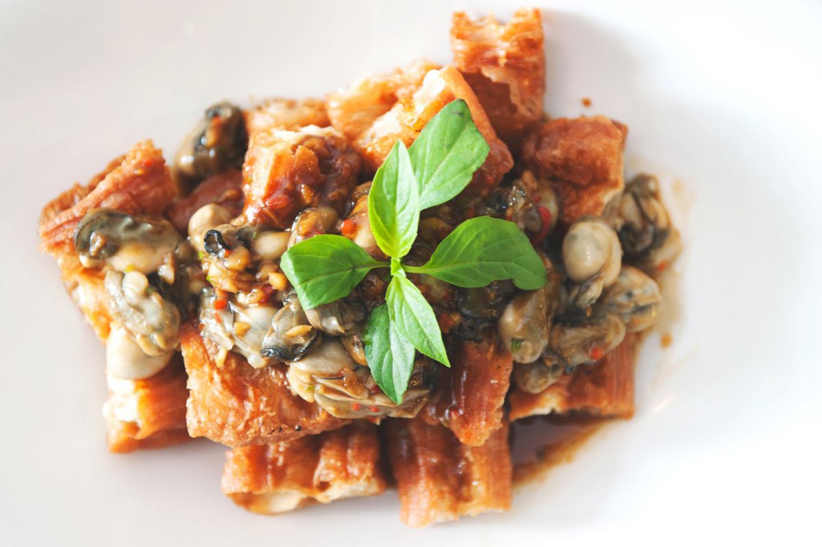 「カキと揚げパンのニンニクソースがけ」1180円