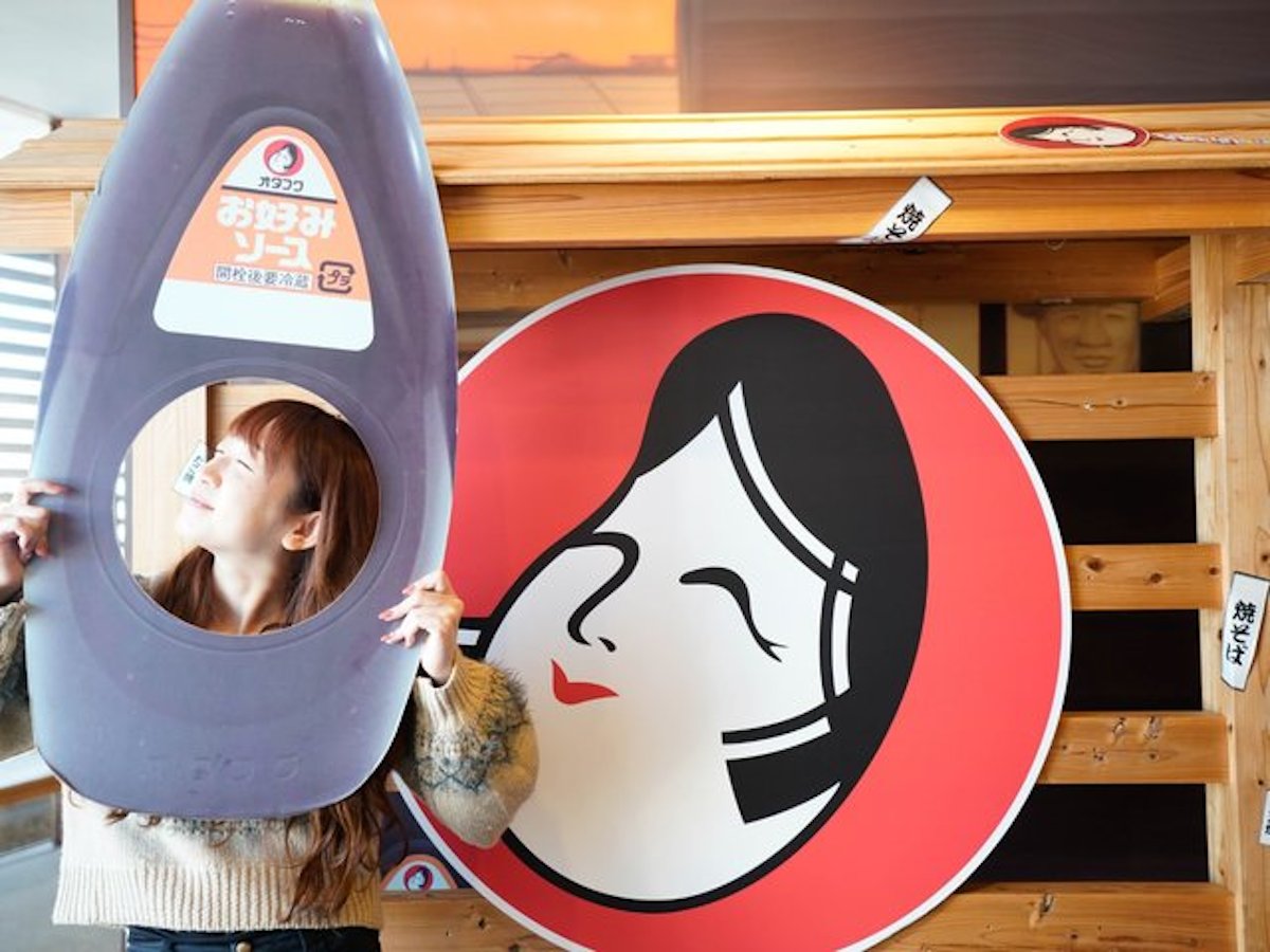 プロに教わる！本格鉄板で作る「オタフクソース」の広島お好み焼作り体験