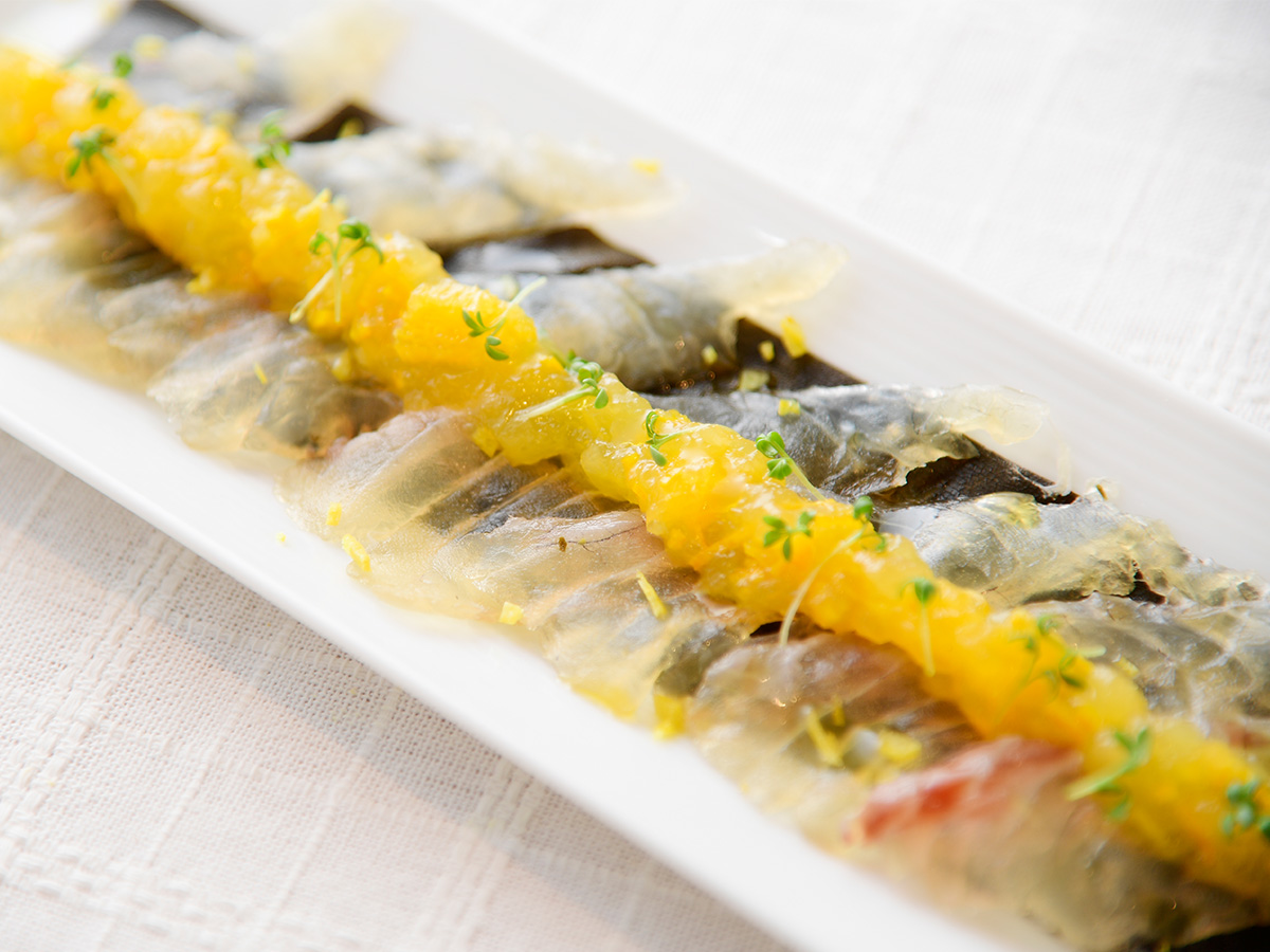 明石鯛の昆布締めカルパッチョ　柑橘ジュレソースがけ