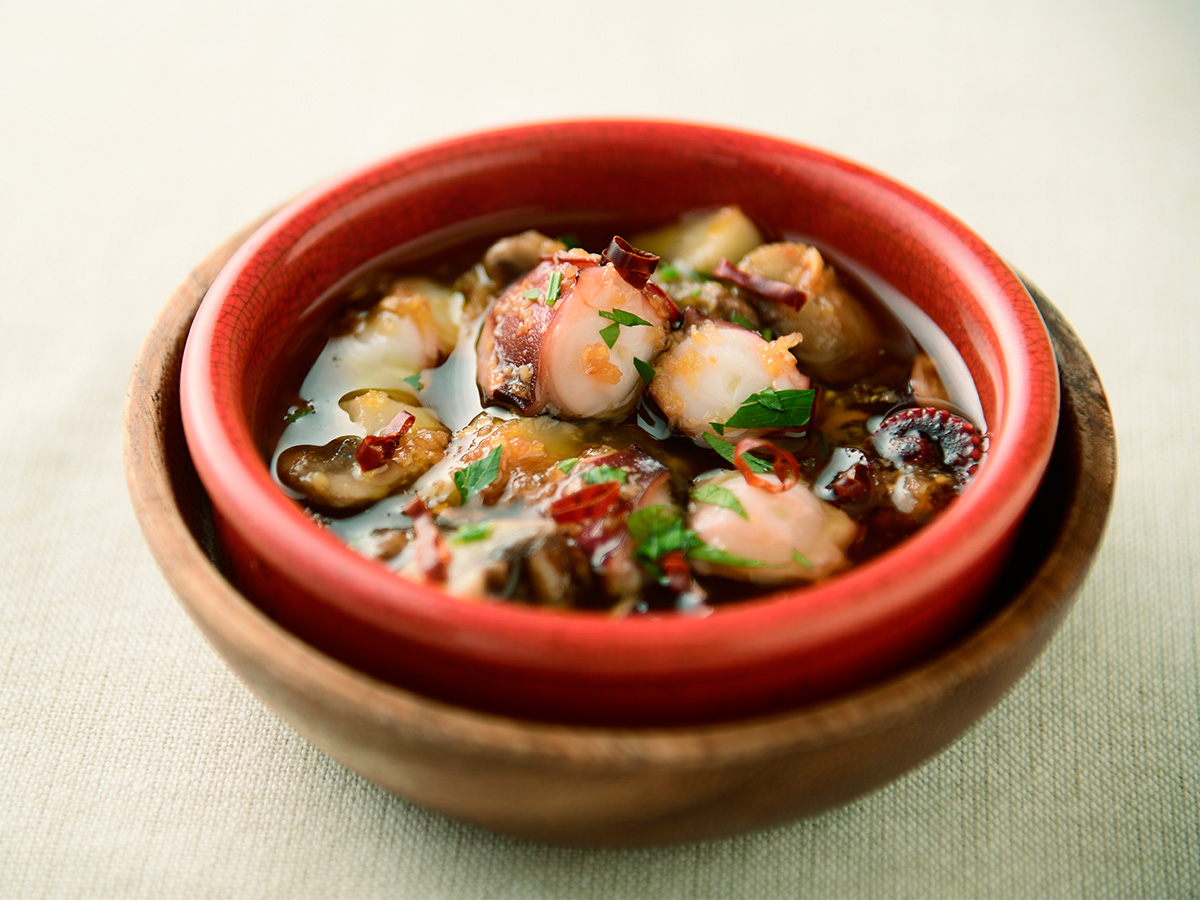 明石だことマッシュルームのあつあつアヒージョ