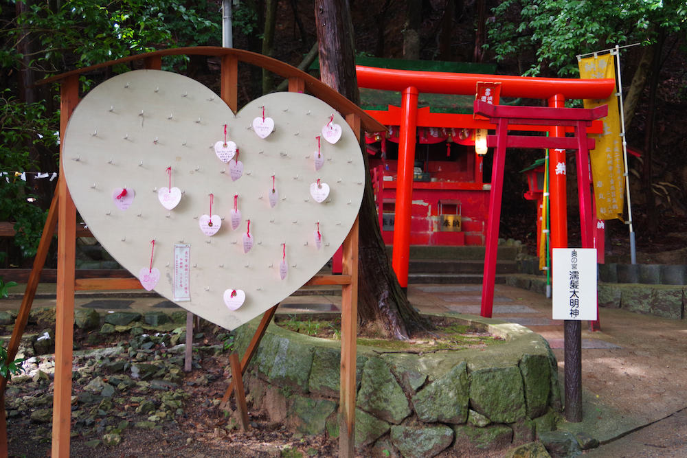 （写真左下：三宝荒神・写真右上：稲荷神社・写真右下：恋の宮）