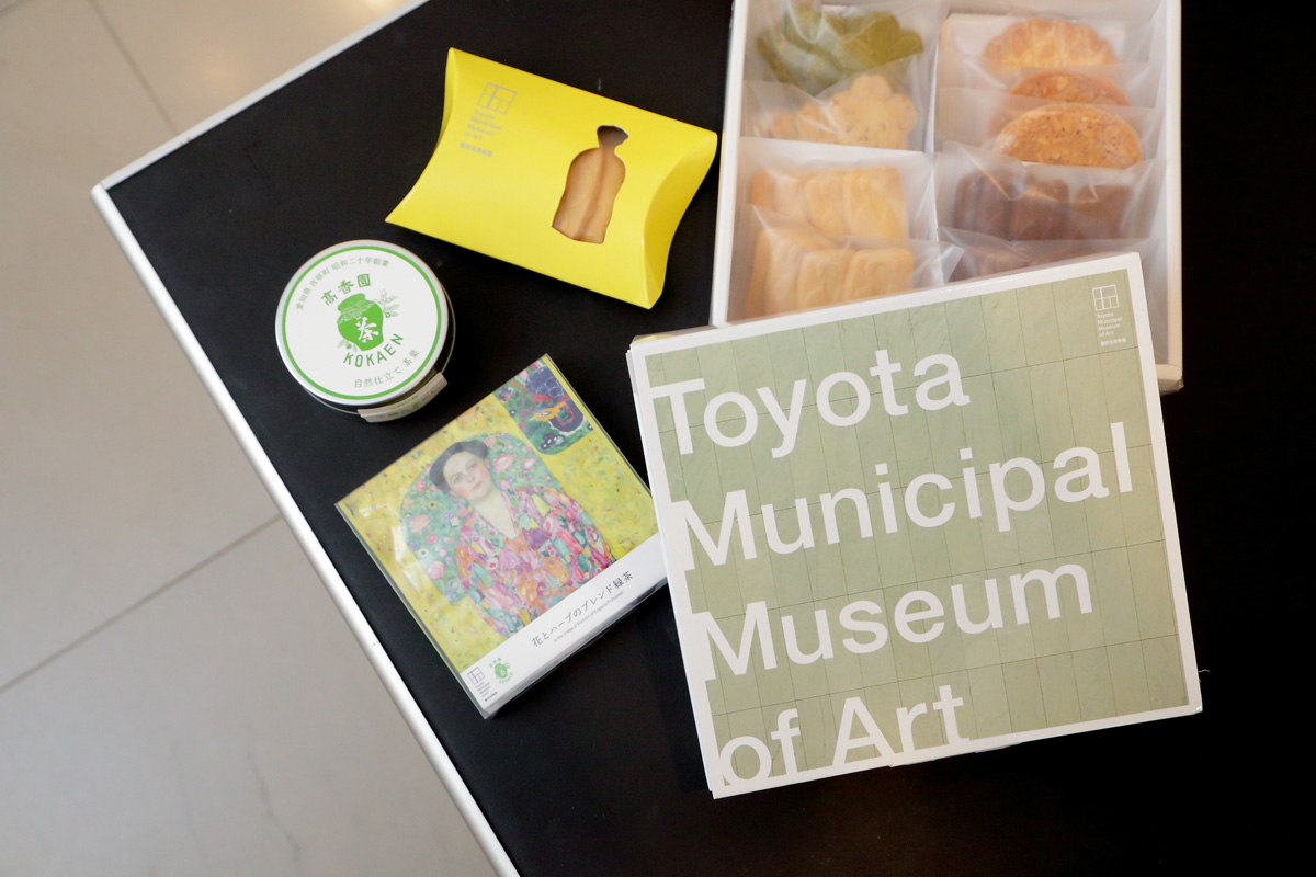 左下より時計回りに、花とハーブのブレンド緑茶600円、手摘み茶飯650円、クリムトサブレ黄箱（4枚入り）200円、大箱（右）1200円