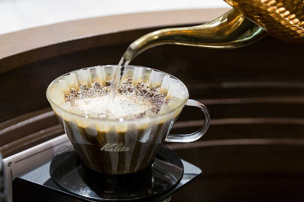 一杯ずつ丁寧に淹れる。コーヒーはケーキなどとセットになっている