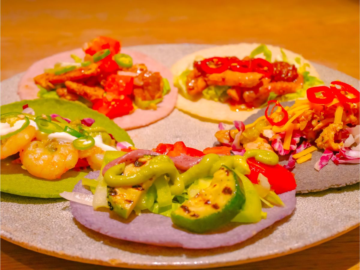 正面から時計回りに、ベジタブルタコス528円（税込）、シュリンプタコス572円（税込）、ポークタコス495円（税込）、ビーフタコス572円（税込）、チキンタコス495円（税込）