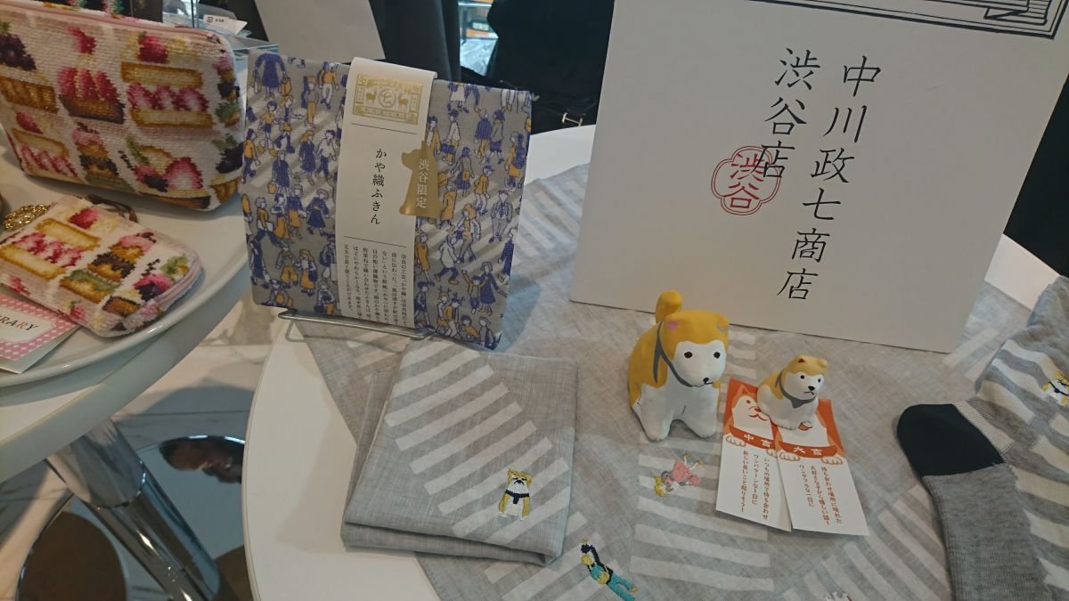 （写真左）かや織りふきん 渋谷スクランブル交差点 495円、（写真手前）渋谷スクランブル交差点 motta 1540円