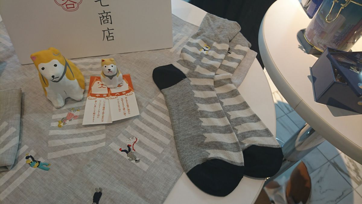 （写真中央左）張子飾り 渋谷犬 4180円、（写真中央右）渋谷犬みくじ 495円、（写真右）渋谷スクランブルしめつけないくつした 1430円