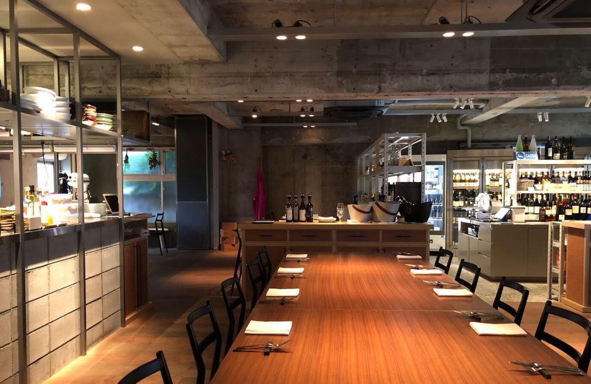 ダイニングに併設されたショップスペースでは、メニューに使用されている食材も購入可能