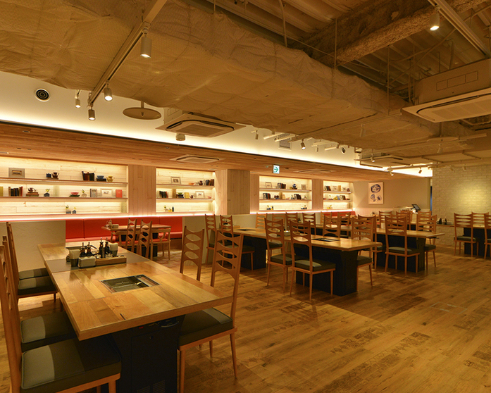 新宿三丁目店の内観。リラックスして過ごせる、ぬくもり感のある空間