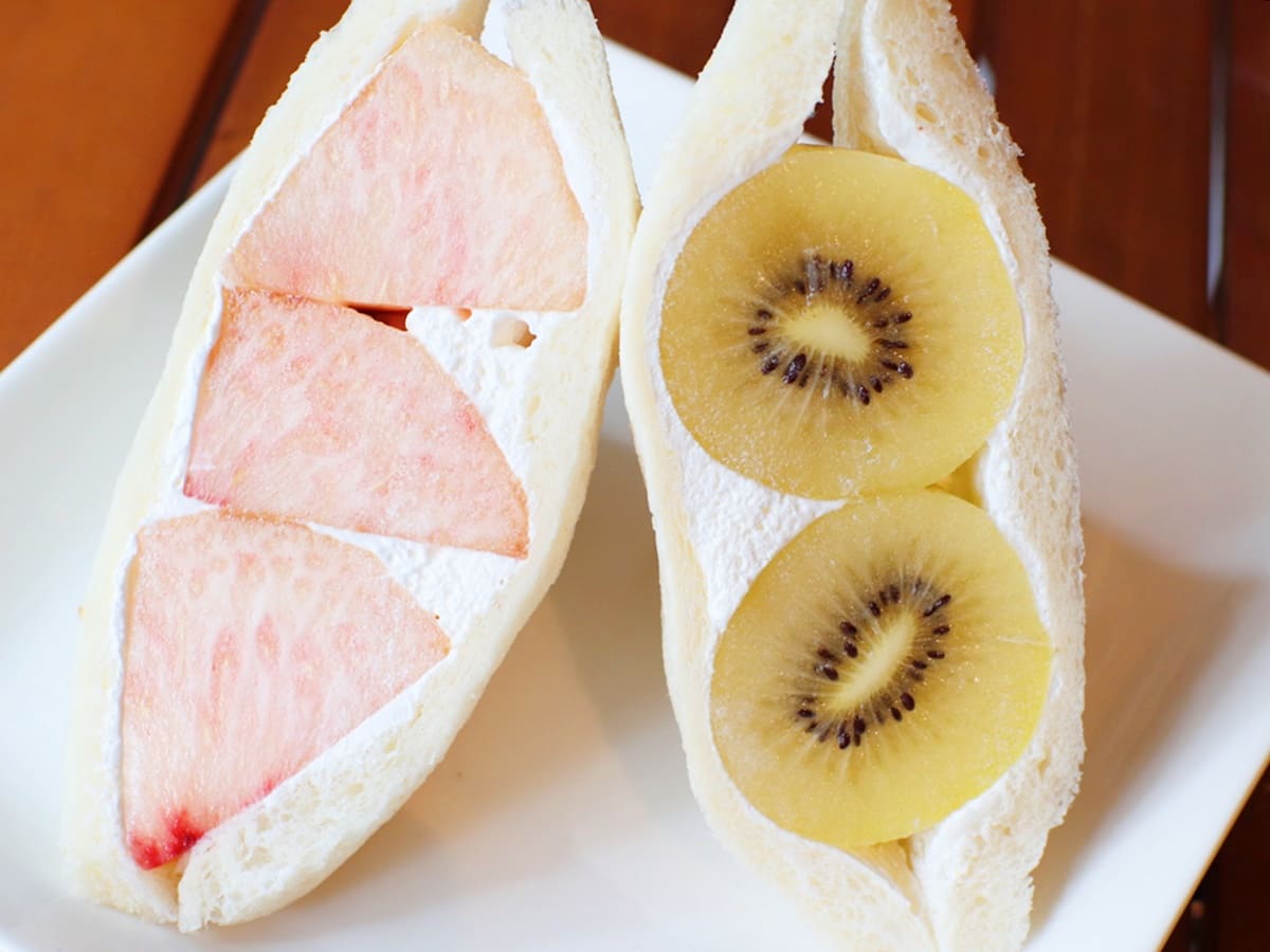 旬の桃のフルーツサンド 500円（税抜）<br />ゴールデンキウイのフルーツサンド 450円（税抜）