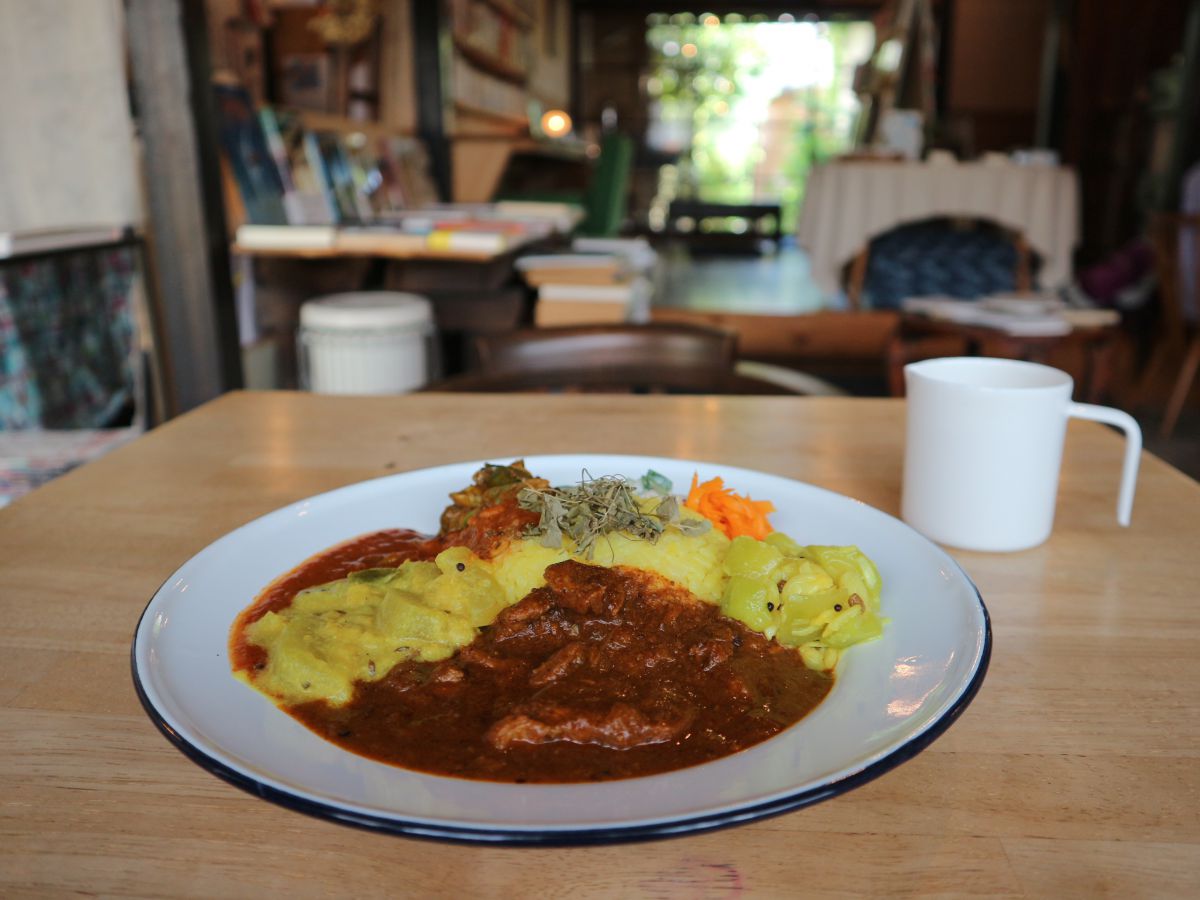 奈良の町屋カフェでのんびり過ごす。本×カレーの大人な時間