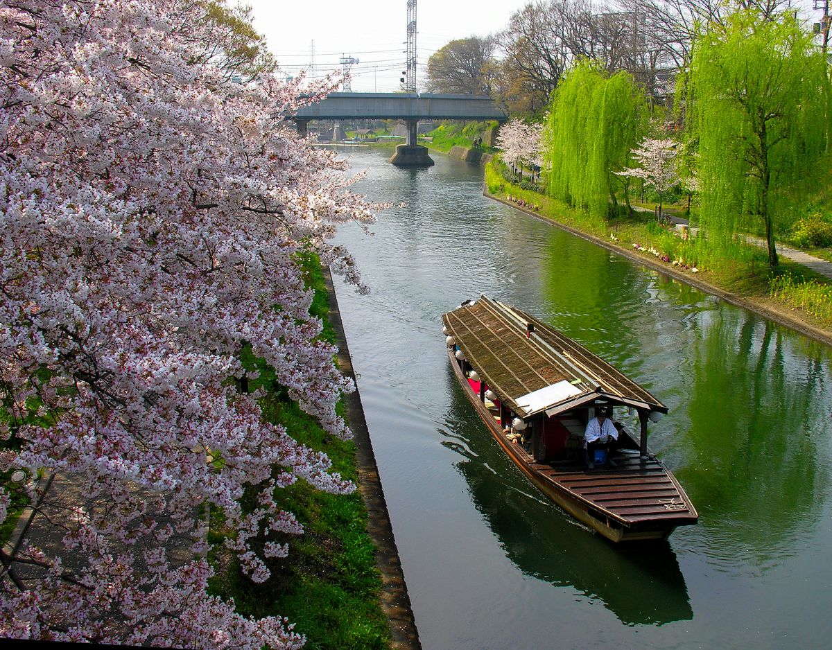 広々とした船内でゆったりと水辺をめぐる「三十石船」