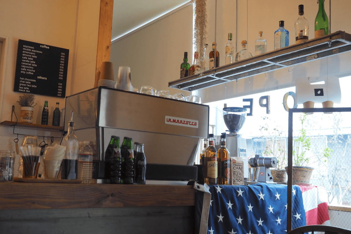 almond hostel & cafe