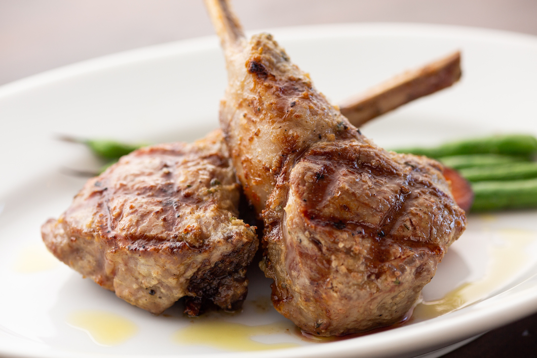 アンチョビとローズマリーでマリネした骨付き仔羊のグリル 2800円