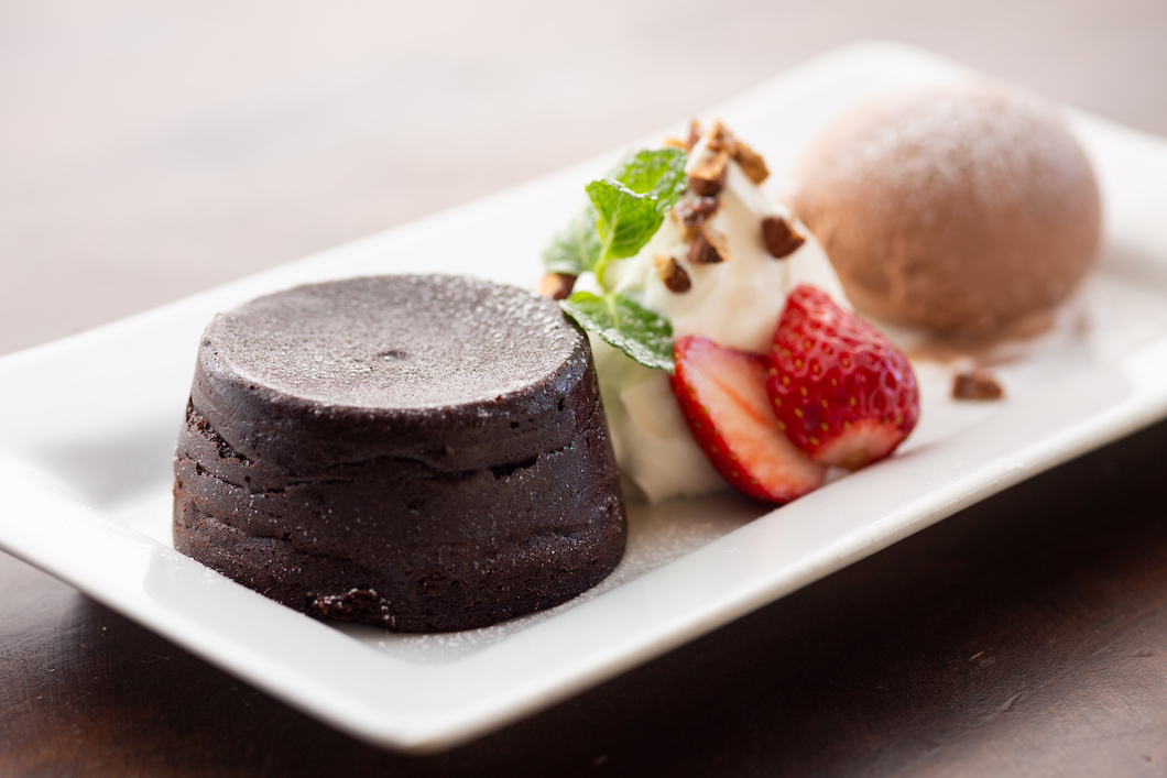 温かいヴァローナチョコレートケーキ　チョコレートジェラート 950円