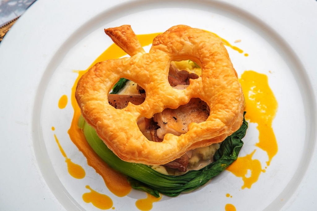 「ハーブマリネした鶏もも肉のソテー 白ワインクリームとかぼちゃのソースで」（コース内メニュー）