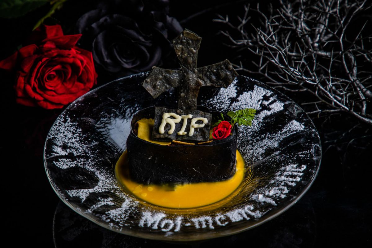 「赤い月と薔薇の花嫁たちの美しき墓標〜茄子とボロネーゼのラザニアクリーミーズッカソース〜」　1560円（税抜）