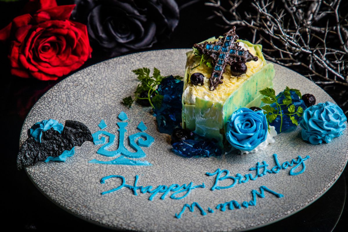 「白亜に佇む青薔薇と煌めく古城の亡霊〜ブルーベリーとホワイトチョコレートのショートケーキ〜」　2020円（税抜）