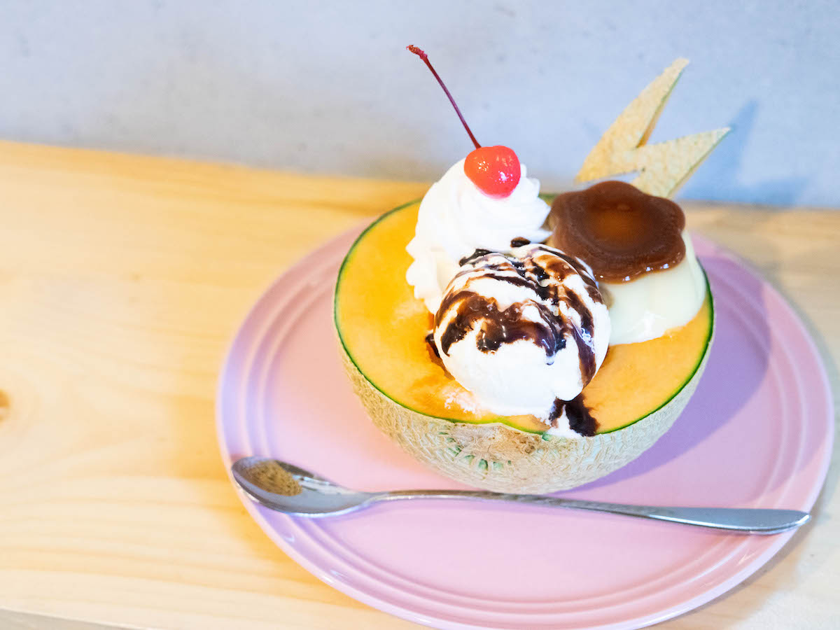 そのままメロンパフェ 1300円　 ※市場からメロンが無くなり次第終了