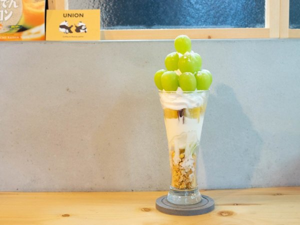 シャインマスカットと焼き芋のパフェ 1300円　 ※市場からシャインマスカットが無くなり次第終了